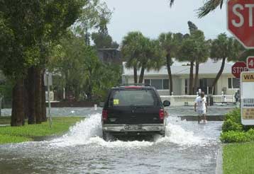 Τροπική καταιγίδα χτυπά τη Φλόριντα –  Στα καταφύγια οι κάτοικοι