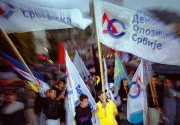 Σε ετοιμότητα ο γιουγκοσλαβικός στρατός για τις εκλογές<i>Επίθεση Κοστουνίτσα κατά Μιλόσεβιτς</i