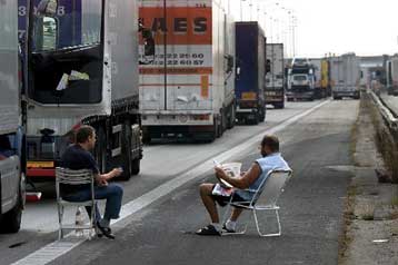 Υφεση στις διαμαρτυρίες των Ευρωπαίων αυτοκινητιστών για την τιμή των καυσίμων