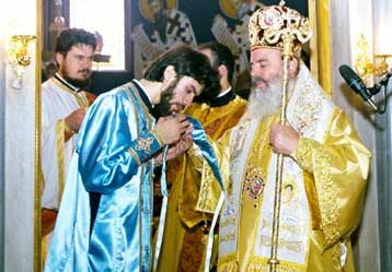 Νέες βολές Χριστόδουλου κατά της κυβέρνησης<I>Συνεχίζεται το προσκύνημα του Τιμίου Ξύλου</I>