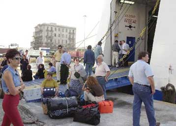 Αλλα πέντε πλοία καθηλωμένα στα λιμάνια του Πειραιά και της Ραφήνας