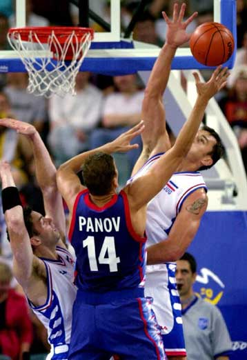 Η Γιουγκοσλαβία λύγισε τη Ρωσία 66-60 με κορυφαίο τον Ρέμπρατσα