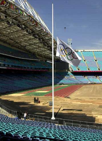 Μεσίστια η Ολυμπιακή σημαία από τις 12 το μεσημέρι