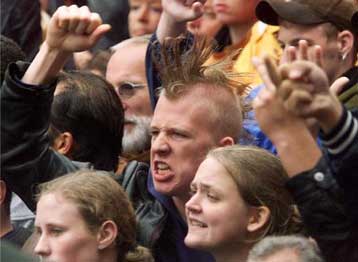 Σφοδρές συγκρούσεις αναρχικών και νεοναζί στη Γερμανία
