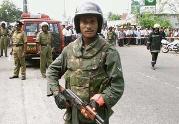 Ο υπουργός Ναυτιλίας της Σρι Λάνκα μεταξύ 13 νεκρών από συντριβή ελικοπτέρου