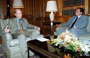 Κρίση εμπιστοσύνης προς το πολιτικό σκηνικό καταδεικνύει έρευνα της V-PRC