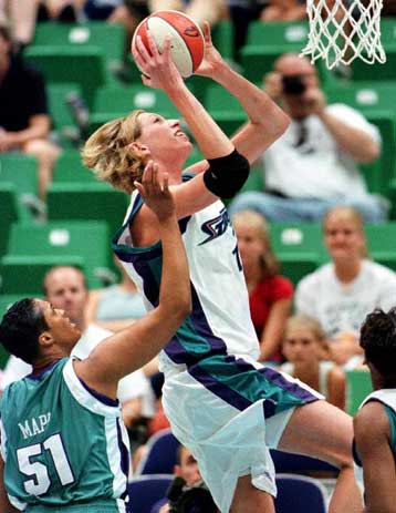 Η πιο ψηλή αθλήτρια των Ολυμπιακών Αγώνων μάγεψε στην πρεμιέρα του μπάσκετ