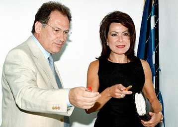 Η κ. Αγγελοπούλου έχει τη στήριξη της κυβέρνησης