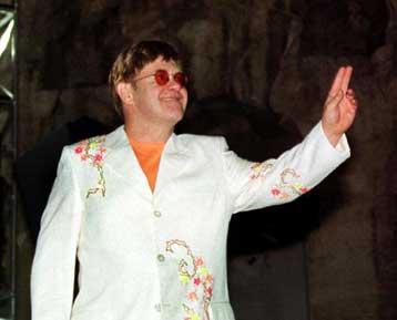 Ο Ελτον Τζον άφησε «στα κρύα του λουτρού» τους θεατές συναυλίας στην Πορτογαλία