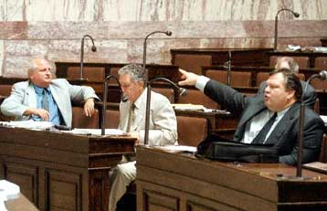 «Αναδρομική» κόντρα Καραμανλή – Βενιζέλου για το ασυμβίβαστο των ιδιοκτητών ΜΜΕ