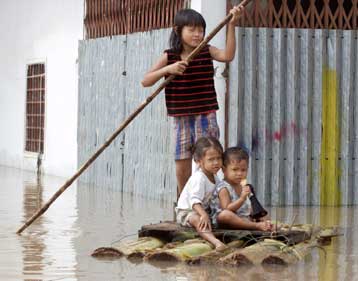 Φονικές πλημμύρες στην Ινδοκίνα – Ενενήντα νεκροί, 600.000 άστεγοι