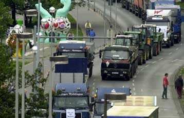 Υπαναχωρούν οι οδηγοί φορτηγών στη Βρετανία – Με κινητοποιήσεις απειλούν και οι Ισπανοί