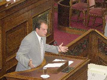 Ενταση στη Βουλή για τις ΔΕΚΟ – Υπέρ της μετοχοποίησης του ΟΤΕ η ΝΔ, κατά ΚΚΕ και ΣΥΝ