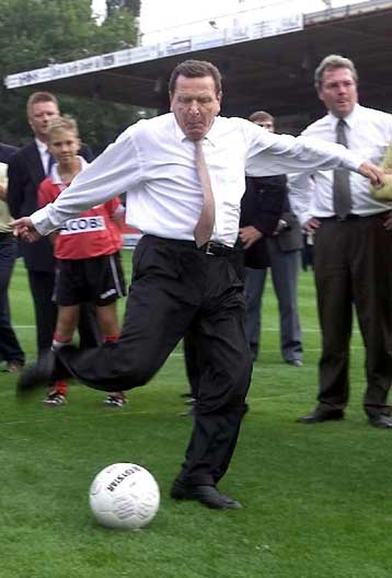 Νέα επίθεση Σρέντερ στην ΕΕ για την απελευθέρωση των μεταγραφών