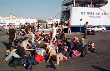 Δεμένο στο λιμάνι του Πειραιά το «Εξπρές Αρτεμις» λόγω κινητοποιήσεων της ΠΝΟ