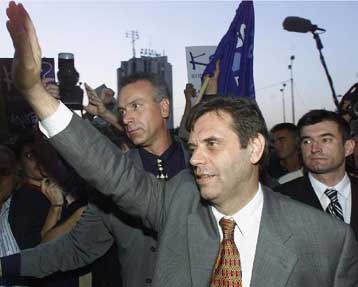 Συγκρούσεις οπαδών του Κοστουνίτσα και του Μιλόσεβιτς στο Κοσσυφοπέδιο