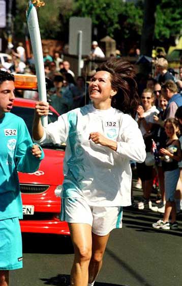 Ετρεξε με τη φλόγα η Γιάννα Αγγελοπούλου