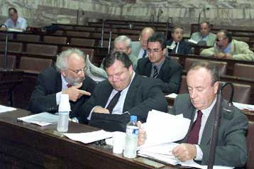 Φρένο στους ιδιοκτήτες ΜΜΕ για δημόσια έργα – Υπαναχωρεί η κυβέρνηση δικαιώνοντας το Γιαννόπουλο