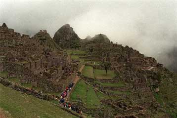 Οργισμένοι στο Περού από τη ζημιά που προκάλεσε διαφημιστική εταιρεία στο Μάτσου Πίτσου