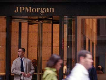 Η Chase Manhattan εξαγοράζει τη J.P. Morgan