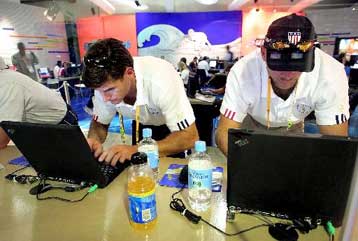 Οι ενήλικοι ξοδεύουν πολύ περισσότερο χρόνο στο Internet από τους εφήβους