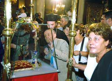 Εκατοντάδες πιστοί συρρέουν για να προσκυνήσουν το Τίμιο Ξύλο