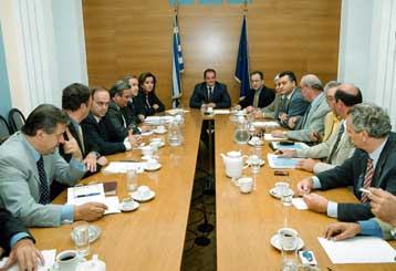 Επίθεση στην κυβέρνηση εξαπολύει η ΝΔ για την ιδιοκτησία των ΜΜΕ και το 2004