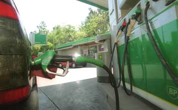 Αλλεπάλληλες αυξήσεις προκαλεί το ράλι τιμών των καυσίμων