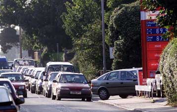 Παραλύει η Ευρώπη από τις κινητοποιήσεις για τα καύσιμα