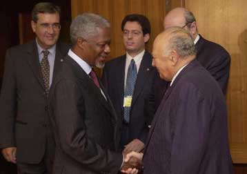 «Καθεστώς ισότητας» στο Κυπριακό ζητά ο Ανάν