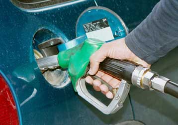 Φθηνότερη η βενζίνη από την Τετάρτη – «Κόντρες» για την καθημερινή ανακοίνωση τιμών στα καύσιμα