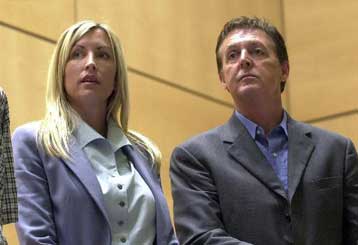 Ο ΜακΚάρτνεϊ έλαβε την έγκριση της νεκρής συζύγου του για τη νέα του σχέση…