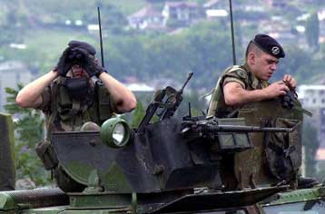 Ενισχύει τις δυνάμεις του στο Κόσοβο το ΝΑΤΟ