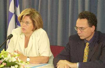 Χλιαρή αντίδραση Παπαζώη για την έκθεση του Στέιτ Ντιπάρτμεντ