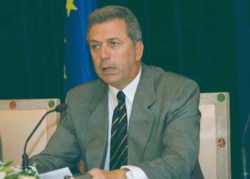 Δεν είμαι στέλεχος της ΝΔ, απαντά ο Δ.Αβραμόπουλος στον Κ.Καραμανλή