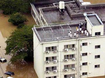 Τις χειρότερες βροχοπτώσεις του τελευταίου αιώνα προκαλεί τυφώνας στην Ιαπωνία