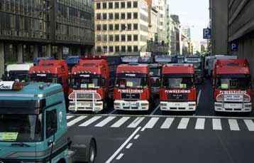 «Χειρόφρενο» βάζουν οι ιδιοκτήτες φορτηγών και στην Ελλάδα