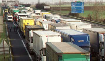 Με απεργία απειλούν και οι Ελληνες ιδιοκτήτες φορτηγών