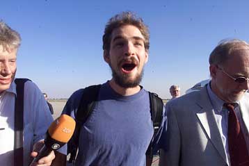 Απελευθερωθείς όμηρος της Αμπού Σαγιάφ καταγγέλλει βιασμούς γυναικών από μέλη της οργάνωσης