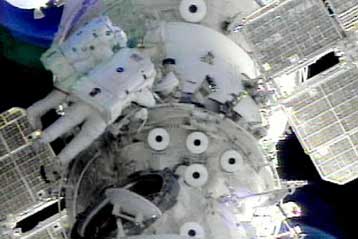 Διαστημικό περίπατο πραγματοποίησε το πλήρωμα του Ατλαντίς