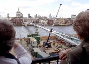 Η Γέφυρα της Χιλιετίας κατηγορείται…