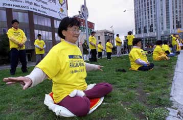 Με διαδηλώσεις και τραυματίες τα εγκαίνια του Παγκόσμιου Οικονομικού Φόρουμ