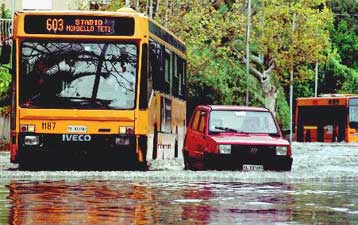 Τραγωδία σε κάμπινγκ της Καλαβρίας με δέκα νεκρούς και 12 αγνοουμένους