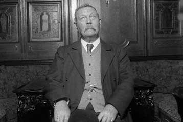 Δολοφόνος και λογοκλόπος ο δημιουργός του Σέρλοκ Χολμς;