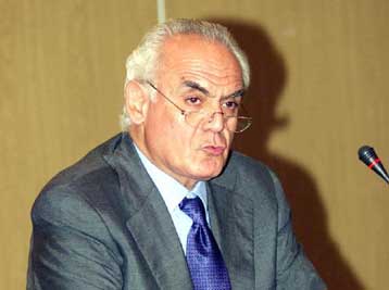 Οι πολίτες πρέπει να νιώσουν τα κέρδη από την ένταξη στην ΟΝΕ, δηλώνει ο Α.Τσοχατζόπουλος