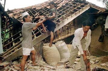 Με 5,7 Ρίχτερ χτύπησε ο Εγκέλαδος στην Ινδονησία