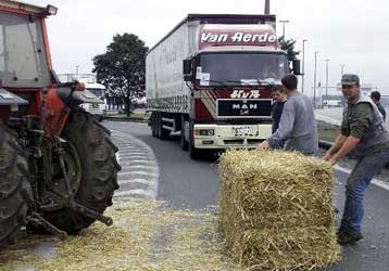 Διαλύουν τα μπλόκα τους αυτοκινητιστές και αγρότες στη Γαλλία