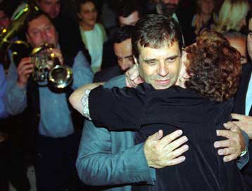 Συνεργασία με το Μαυροβούνιο αναζητεί ο Κοστούνιτσα, προκειμένου να ανατραπεί ο Μιλόσεβιτς