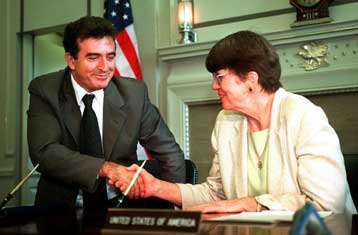 Νέα εποχή συνεργασίας αρχίζει για Ελλάδα και ΗΠΑ, δηλώνει η Τζ.Ρίνο