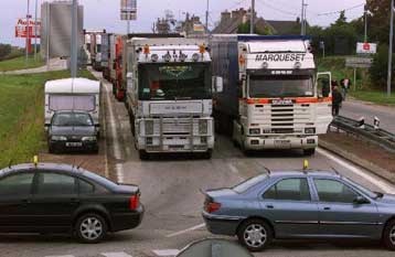 Προς εκτόνωση οδηγείται η κρίση με τους οδηγούς φορτηγών στη Γαλλία
